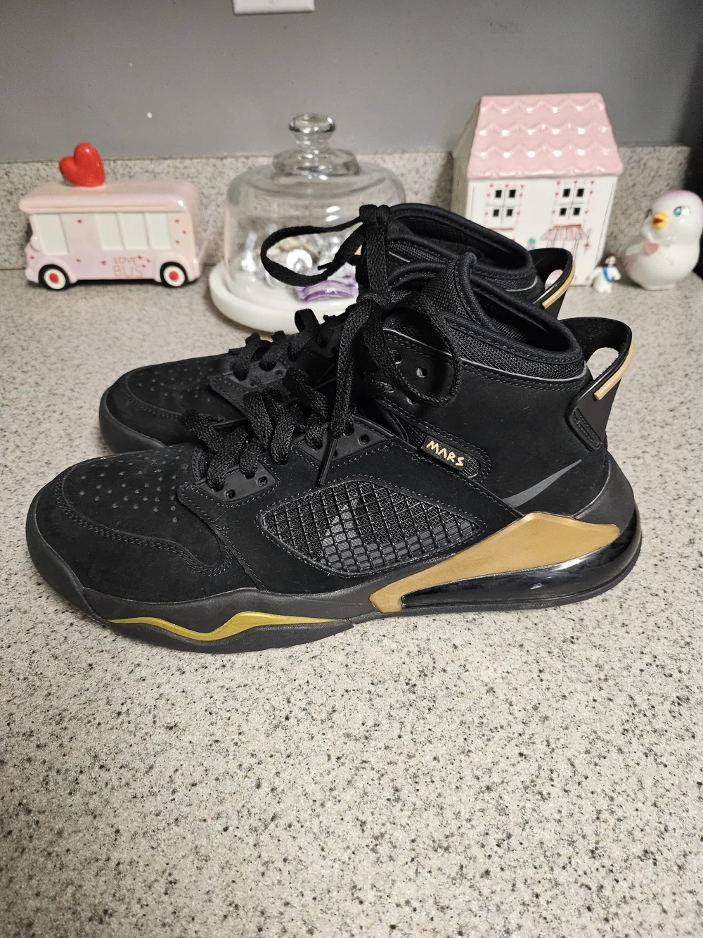 Jordan Men's Black and Gold Mid-Top Athletic Sneakers Men's 7Y